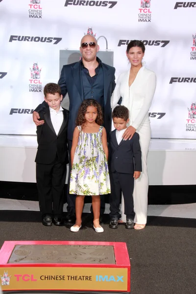 Vin Diesel, Paloma Jimenez, dzieci — Zdjęcie stockowe