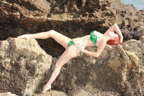 Phoebe pris Bikini plåtning — Stockfoto