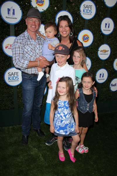 Neal McDonough, Ruve McDonough y su familia — Foto de Stock