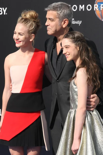 Britt Robertson, George Clooney, Raffey Cassidy — Stockfoto