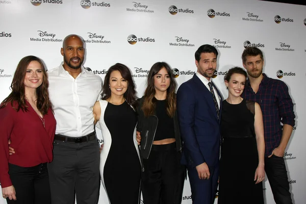 Hayley Atwell, Henry Simmons, Ming-Na Wen, Chloe Bennett, Brett Dalton, Elizabeth Henstridge, Luke Mitchell — Stok fotoğraf