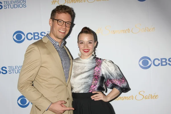 Barrett Foa, Renee Felice Smith — Stock Photo, Image