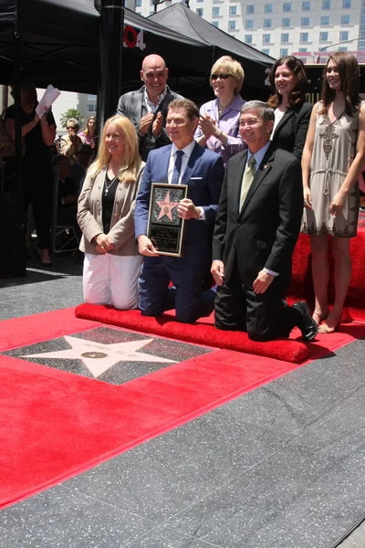 Chamber Officials, Michael Symon, Brooke Johnson, Bobby Flay, Sophie Flay — Stock Photo, Image