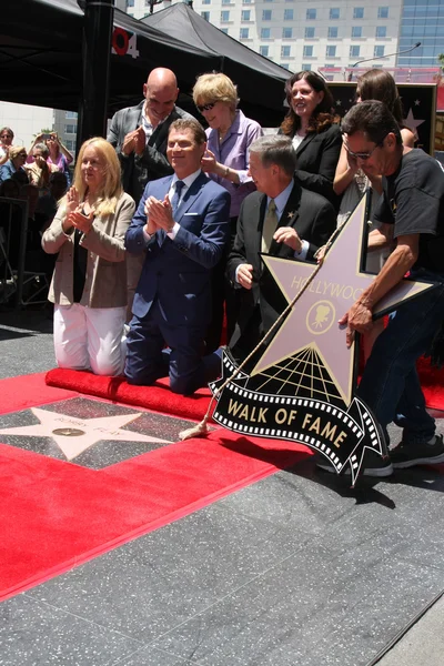 Chamber Officials, Michael Symon, Brooke Johnson, Bobby Flay, Sophie Flay — Stock Photo, Image