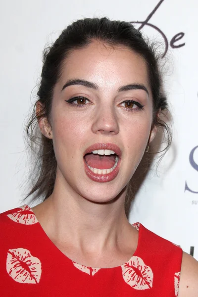 Adelaide Kane på Le Jardin invigningen — Stockfoto