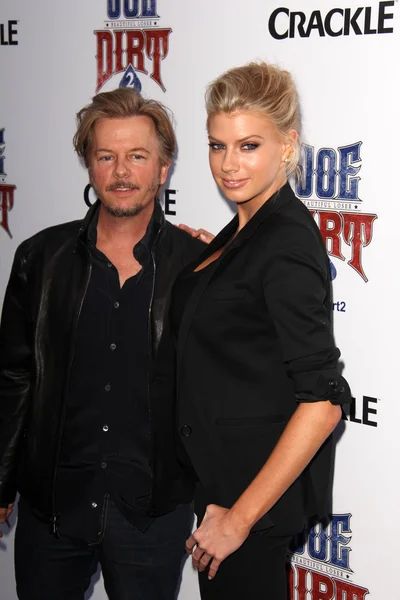 David Spade, Charlotte Mckinney — Zdjęcie stockowe