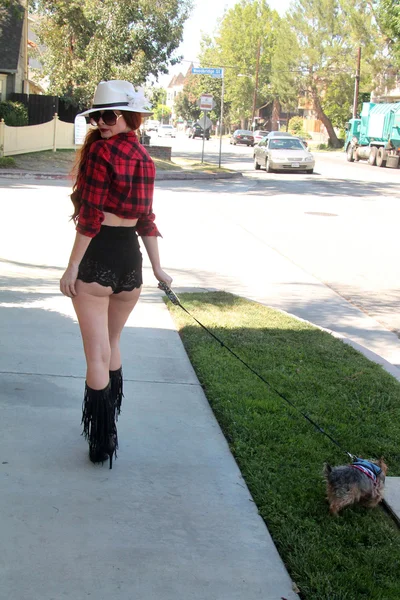 Phoebe Price with dog — Φωτογραφία Αρχείου