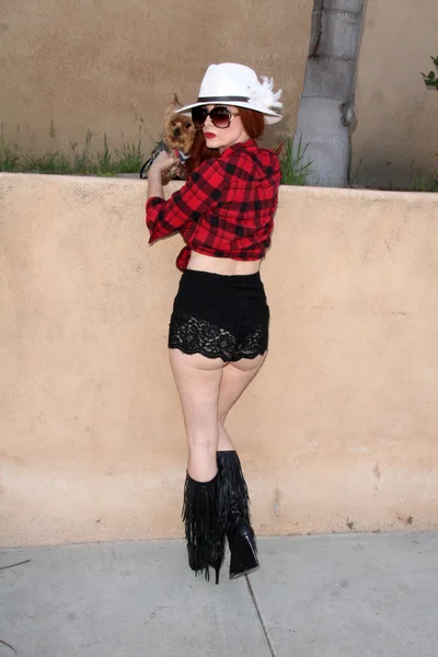 Phoebe Price with dog — Φωτογραφία Αρχείου