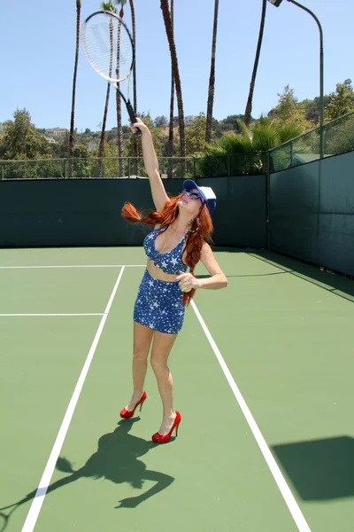 Phoebe Price playing tennis — Stock Fotó