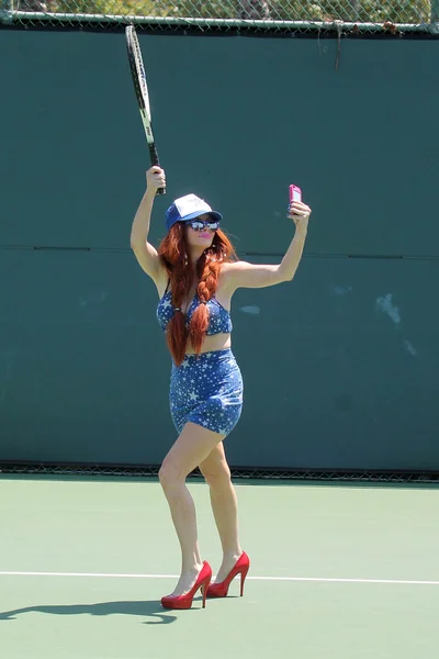 Phoebe Price playing tennis — Stok fotoğraf