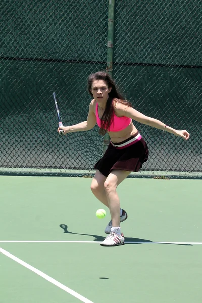 Алисия Арден играет в теннис — стоковое фото