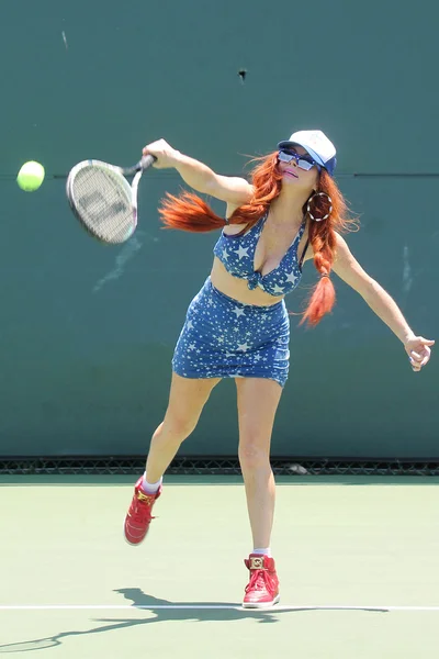 Phoebe Price jouant au tennis — Photo