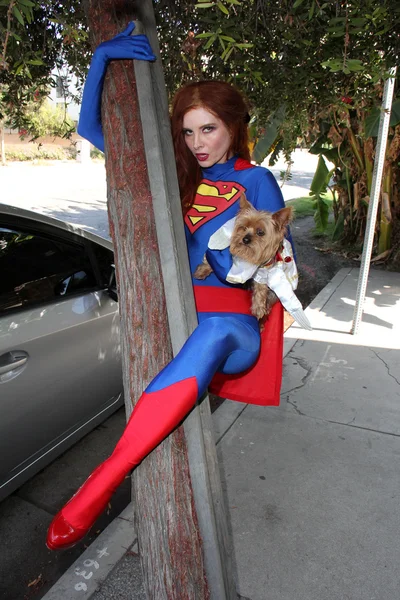 Phoebe Price comme "Supergirl" " — Photo