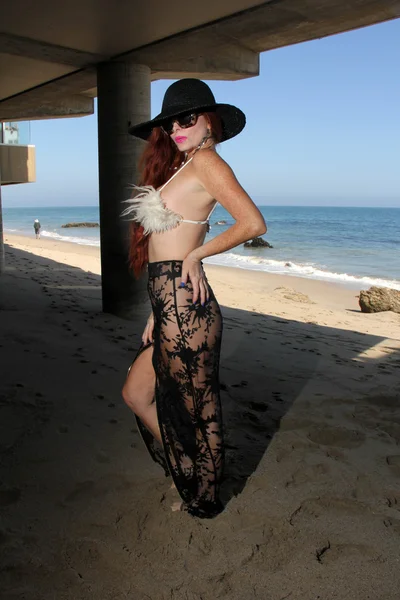 Phoebe prijs in bont Bikinitop — Stockfoto