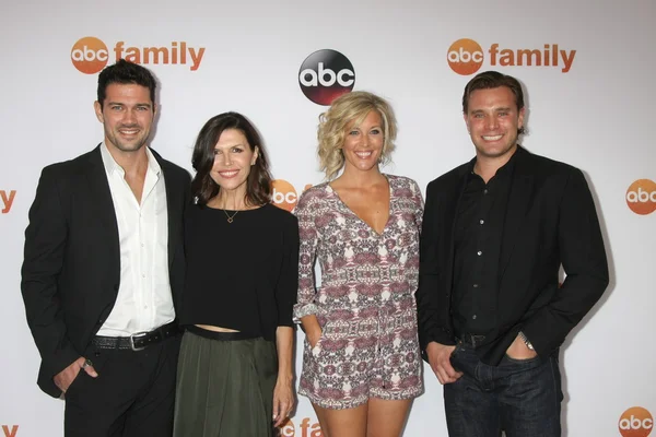 Ryan Paevey, Rafał Hughes, Laura Wright, Billy Miller — Zdjęcie stockowe