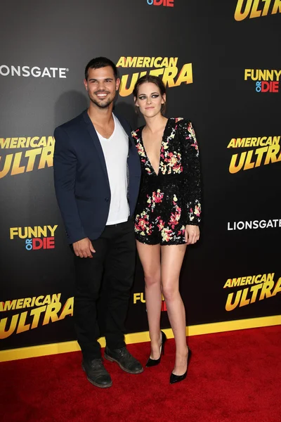 Taylor Lautner, Kristen Stewart — Stock Photo, Image