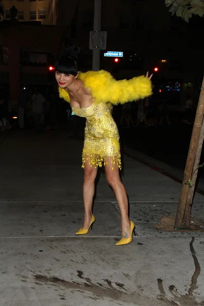 Bai Ling leva um "Hollyweird " — Fotografia de Stock