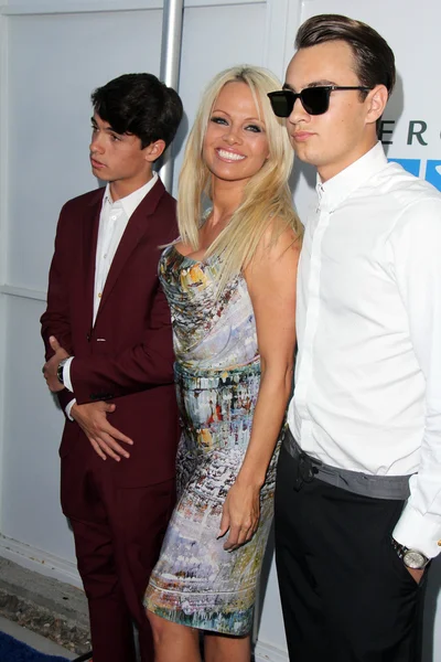 Pamela Anderson, Dylan Jagger Lee, Brandon Thomas Lee - Stock-foto