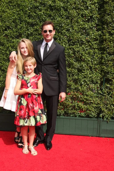 Peter Facinelli and daughters — Stock Photo, Image