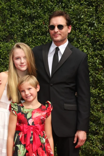 Peter Facinelli and daughters — Stockfoto