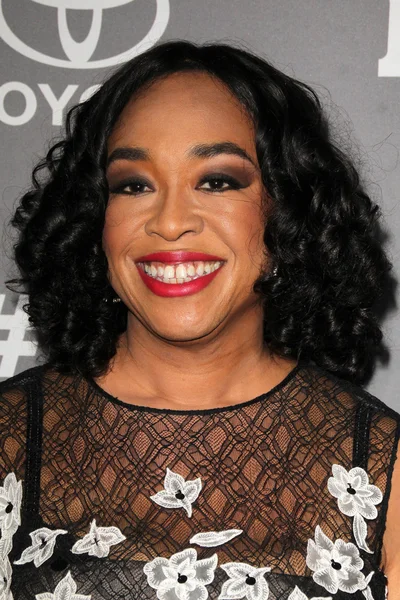 Shonda Rhimes en el estreno de TGIT — Foto de Stock