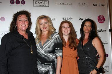 Nokta-Marie Jones, Bridgett Casteen, arkadaş