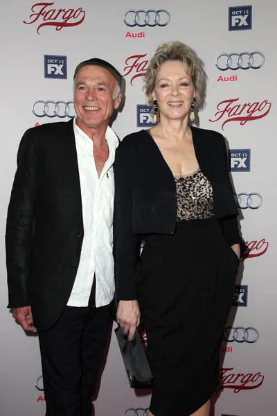 Michael Hogan, Jean Smart — Photo