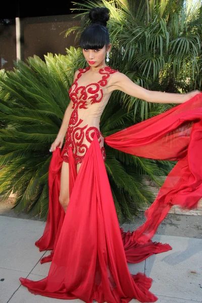 Bai Ling modellen haar Zie-Thru rode jurk — Stockfoto