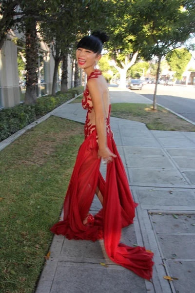 Bai Ling modellen haar Zie-Thru rode jurk — Stockfoto