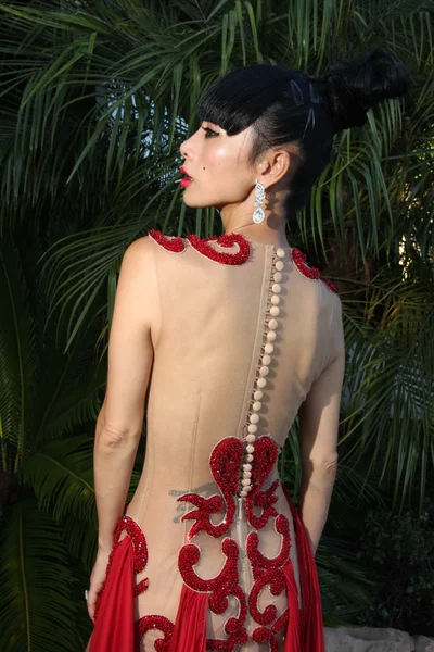 Bai Ling modellen haar Zie-Thru rode jurk — Stockfoto
