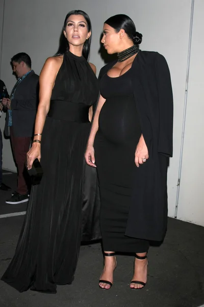 Kourtney Kardashian og Kim Kardashian West - Stock-foto