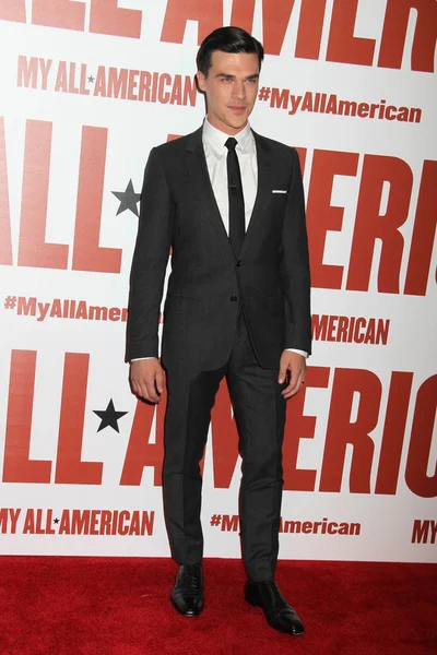 Finn Wittrock på "min all American" — Stockfoto