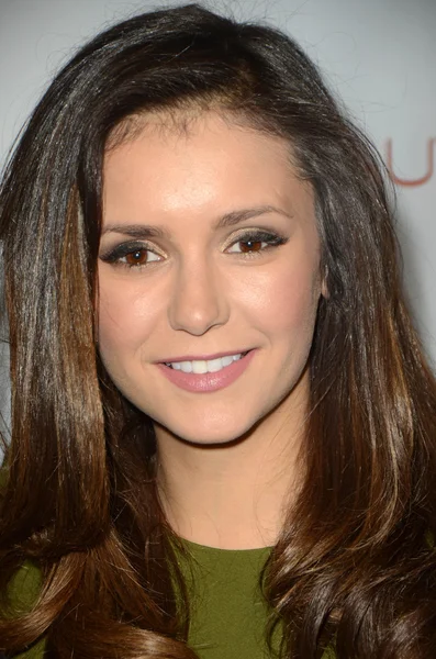 Nina Dobrev no "The Beauty Book For Brain Cancer " — Fotografia de Stock