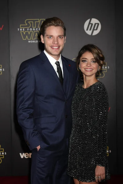 Dominic Sherwood, Sarah Hyland — Foto Stock