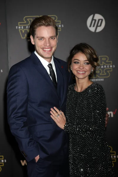 Dominic Sherwood, Sarah Hyland — Photo