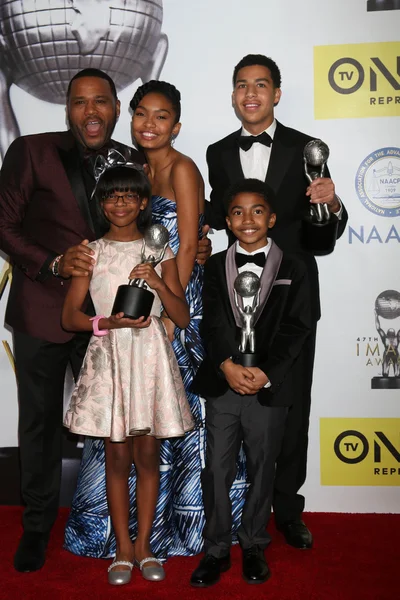 Anthony Anderson, Yara Shahidi, Marcus Scribner (back), Miles Brown, Marsai Martin — Stock Photo, Image