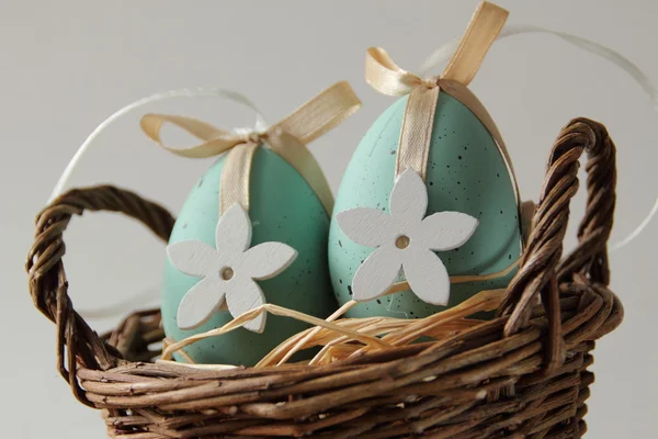 Easter, egg, basket, decoration, celebration, holiday, brown,green, beige, white, simple, elegant, modern, composition — Stock Photo, Image