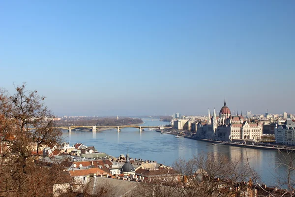 Görünümü ile Parlament Budapeşte