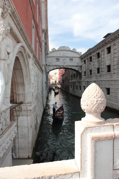 Stretto canale a Venezia — Foto Stock