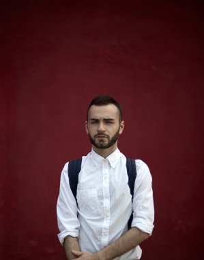 Adam kırmızı bir duvar