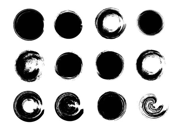 Reihe schwarzer Grunge-Circle-Flecken. Vektorillustration. Sammlung handgezeichneter Enso Zen-Tintenkreise. — Stockvektor