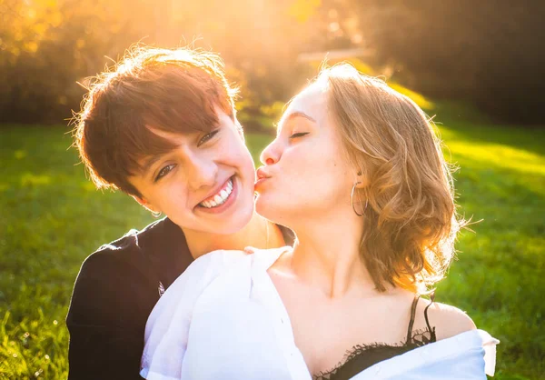 Meninas Casal Amor Beijando Sentado Grama Parque Dia Ensolarado — Fotografia de Stock