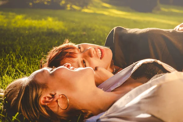 Verliebte Mädchen Liegen Einem Sonnigen Tag Gras Einem Park — Stockfoto