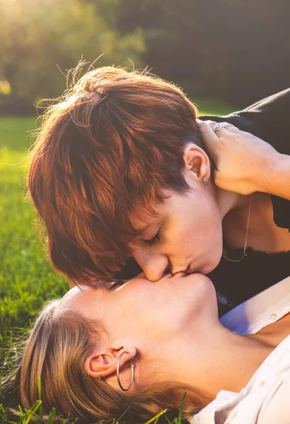 Meninas Casal Amor Beijando Deitado Grama Parque Dia Ensolarado — Fotografia de Stock