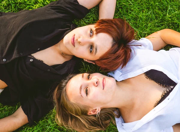 Girls Couple Love Lying Grass Park Sunny Day — Stock Photo, Image