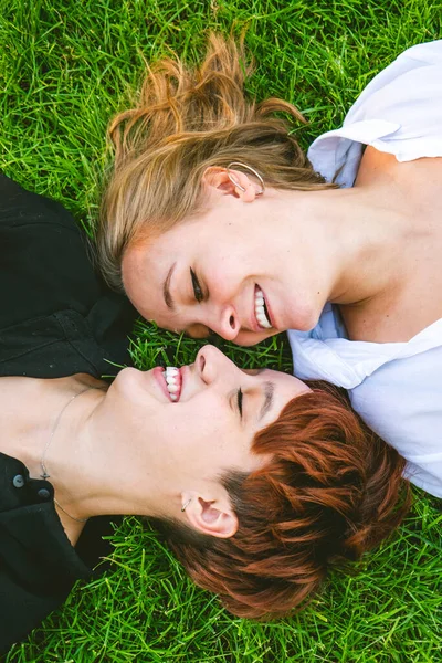Girls Couple Love Lying Grass Park Sunny Day — Stock Photo, Image