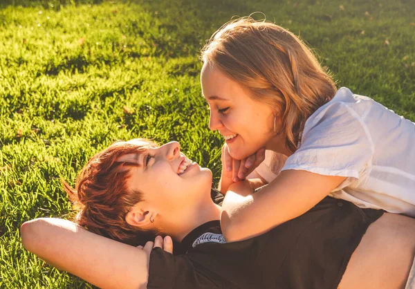 Flickor Par Kär Liggande Gräset Park Solig Dag — Stockfoto