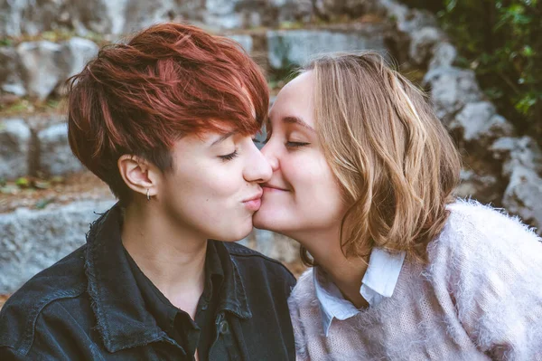 Κορίτσια Ερωτεύτηκαν Φιλιούνται Στις Πέτρινες Σκάλες Ενός Πάρκου — Φωτογραφία Αρχείου