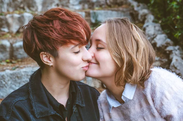 Meninas Casal Apaixonado Beijando Nas Escadas Pedra Parque — Fotografia de Stock