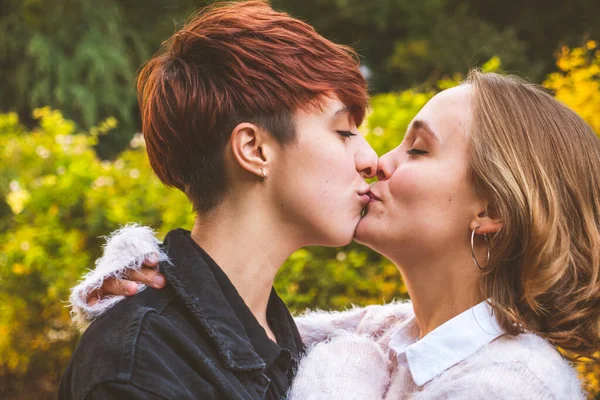 Ragazze Coppia Innamorata Abbracciare Baci Parco Una Giornata Sole — Foto Stock